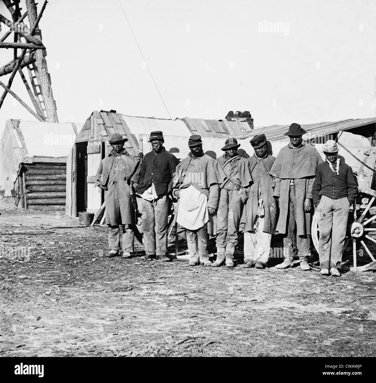 African-American "Feldzüge" gekleidet in alten Union Uniformen arbeitete als Fuhrleute, Verwaltung der Maultier und Pferd zog Wagen für Stockfoto