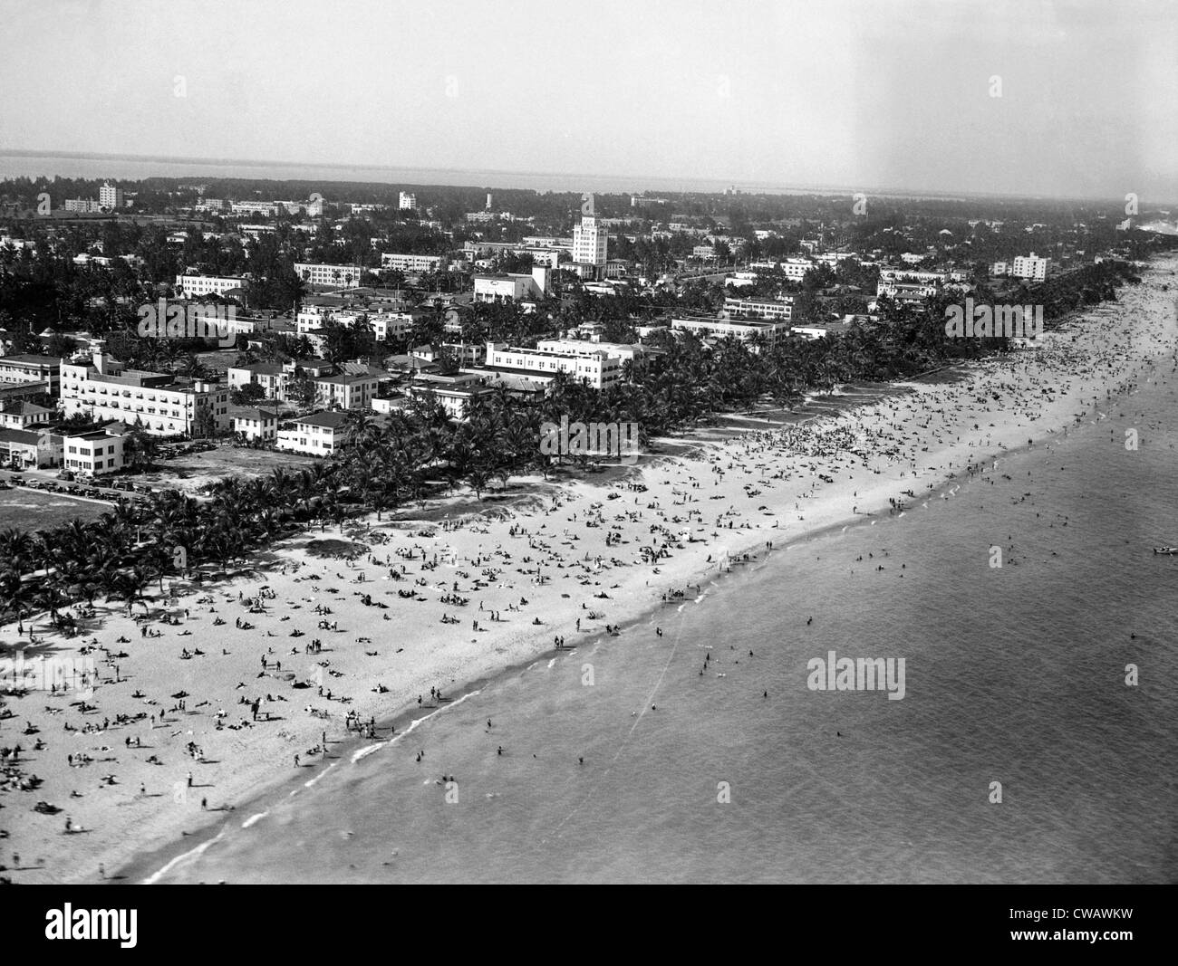Ein Blick auf den Strand von Miami, Florida zeigen Tausende von Badegästen, die Sonne genießen. 02.03.34. Höflichkeit: CSU Archive/Everett Stockfoto Ein Blick auf den Strand von Miami, Florida zeigen Tausende von Badegästen, die Sonne genießen. 02.03.34. Höflichkeit: CSU Archive/Everett Stockfoto