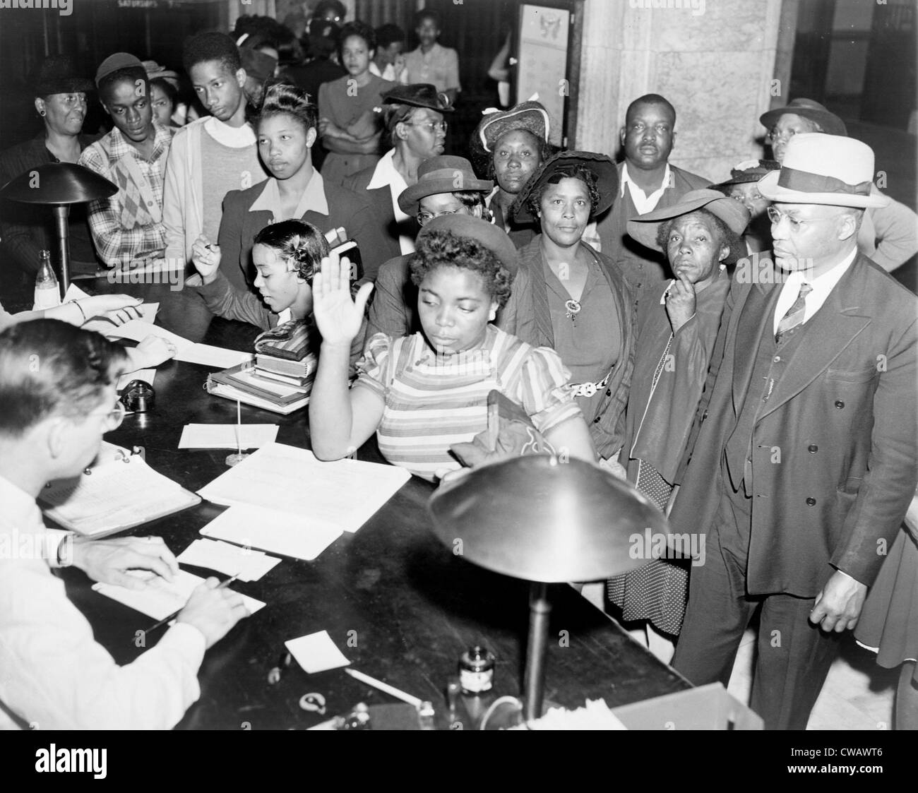 Afro-Amerikaner aufgereiht um zu registrieren, um für die Georgien demokratischen Primary, Atlanta, 1944 zu stimmen.  Während des zweiten Weltkriegs Stockfoto