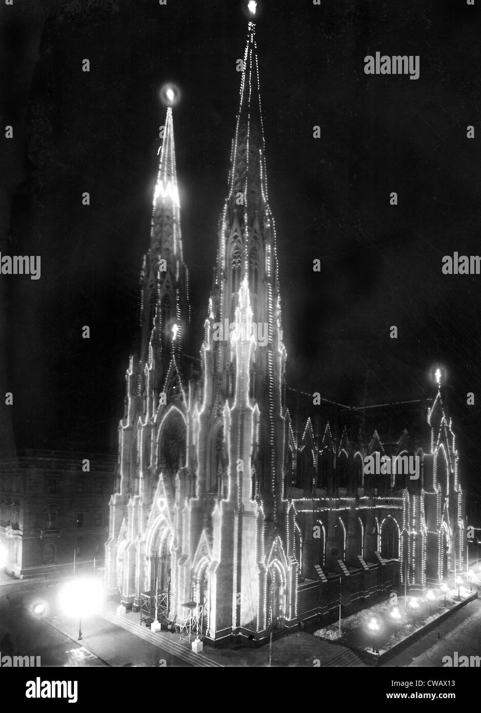 Str. Patricks Kathedrale in New York City, um zu Ehren den neuen Kardinal John Cardinal Farley, 17. Januar 1912 beleuchtet. Stockfoto