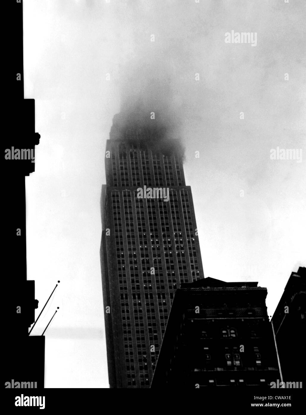 Rauch strömt aus den Fenstern des Empire State Building nach einer b-25 Bomber stürzt versehentlich in die 78. Geschichte. Neu Stockfoto