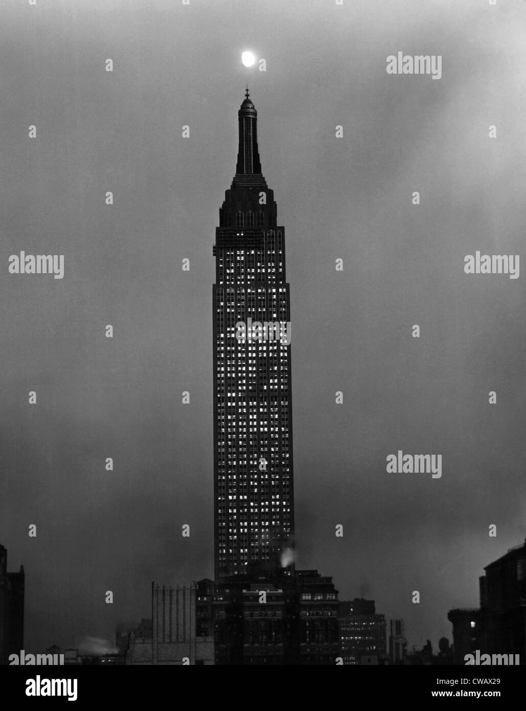 Das Empire State Building bei Nacht. New York, New York. Ca. 1945. Höflichkeit: CSU Archive/Everett Collection Stockfoto