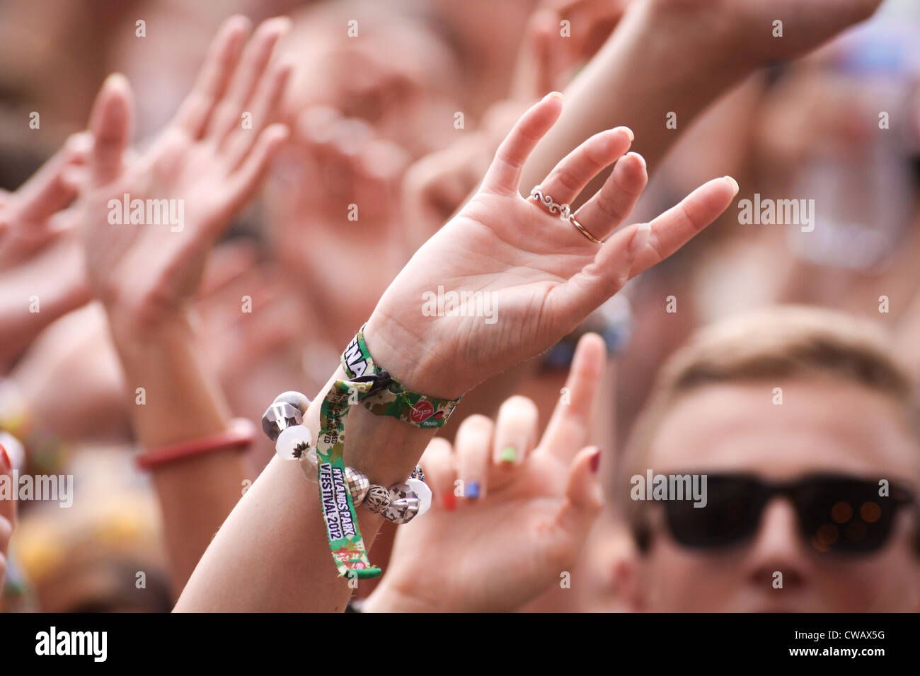 Hände winken in der Menge beim V Festival in Hylands Park, Chelmsford, Essex Stockfoto