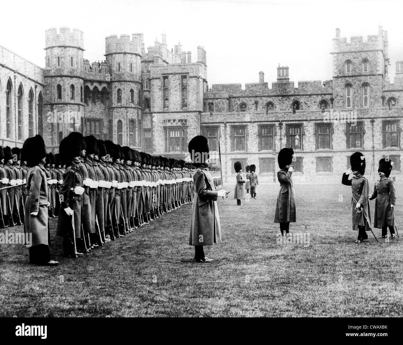 Das 1. Bataillon Welsh Guards erhalten einen Gruß von der Prince Of Wales während einer Inspektion in Windsor Castle auf Saint Stockfoto