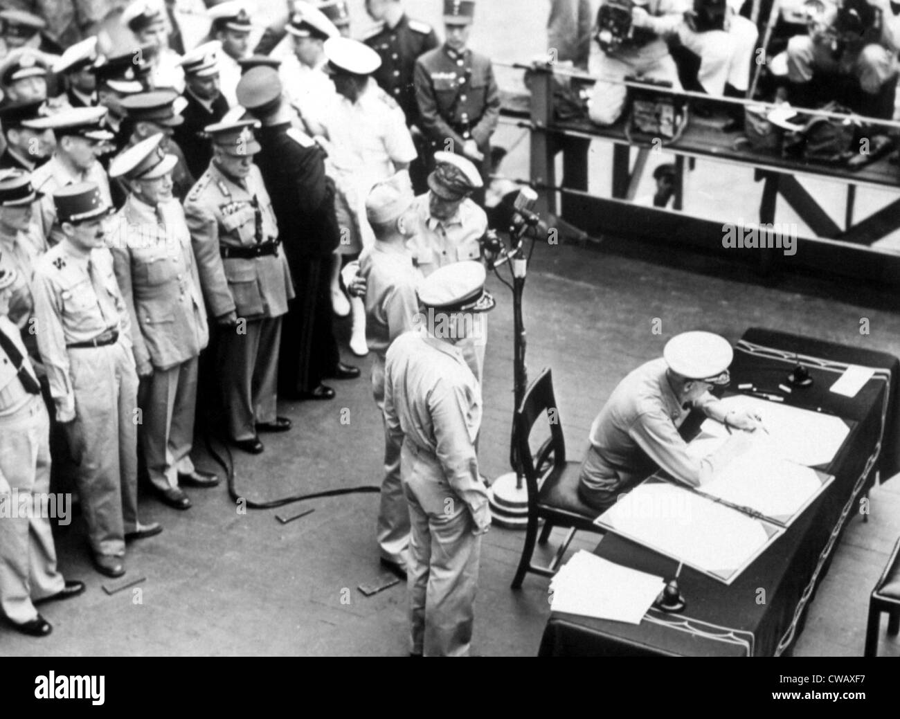 Zweiter Weltkrieg, Douglas MacArthur, Admiral Chester w. Nimitz Zeichen Japan Kapitulation Papiere, 04.09.1945... Höflichkeit: CSU Archive / Stockfoto