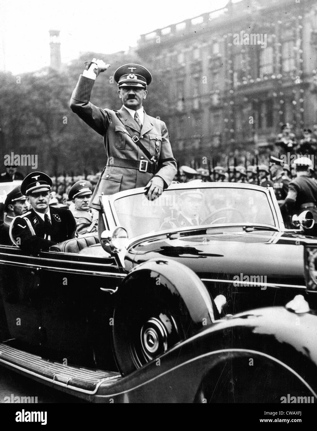 EV1947 - Adolph Hitler erkennt Jubel der Menge, als er den Berliner Lustgarten, 8. Mai 1939 verließ. Höflichkeit: CSU Archiv Stockfoto