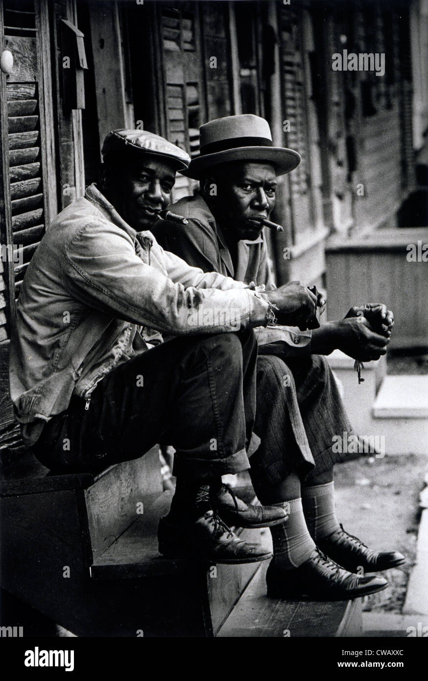 Zwei afroamerikanische Männer sitzen auf Stoop, Charleston, South Carolina, Foto von Toni Frissell, 1962. Stockfoto