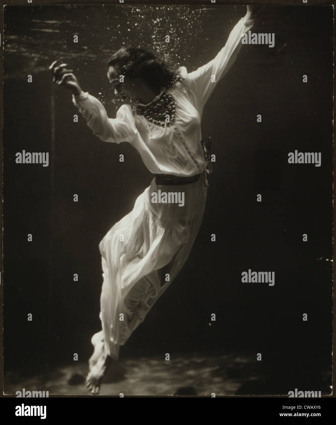 Mode-Modell unter Wasser in Delphin Tank, Marineland, Florida, Foto von Toni Frissell, 1939. Stockfoto