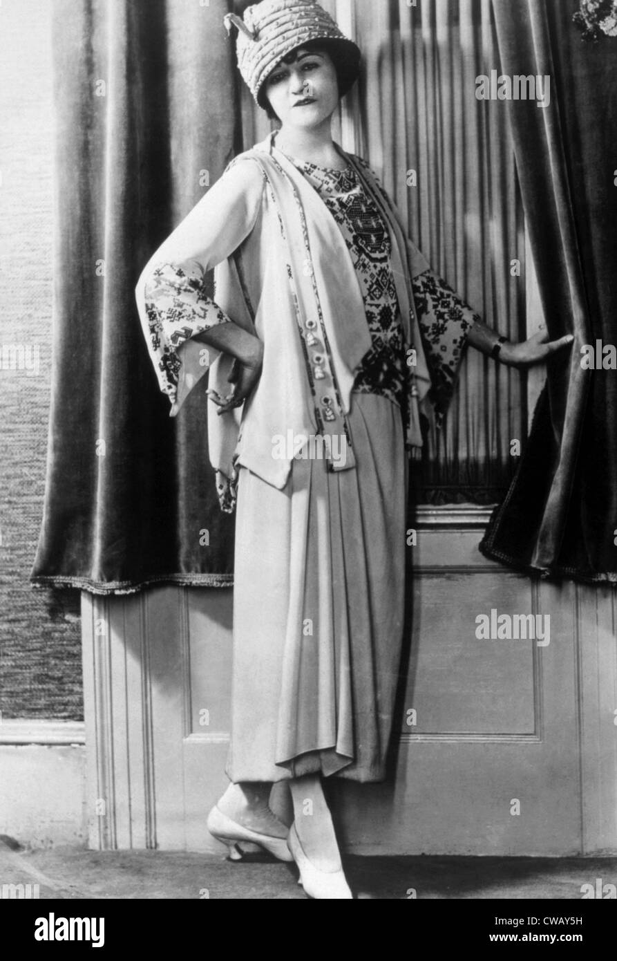 Anzug-Kleid und Jacke aus weißen Roshanara Krepp, 1923. Beachten Sie die Schlange-Details auf den Hut. Foto: Courtesy Everett Stockfoto