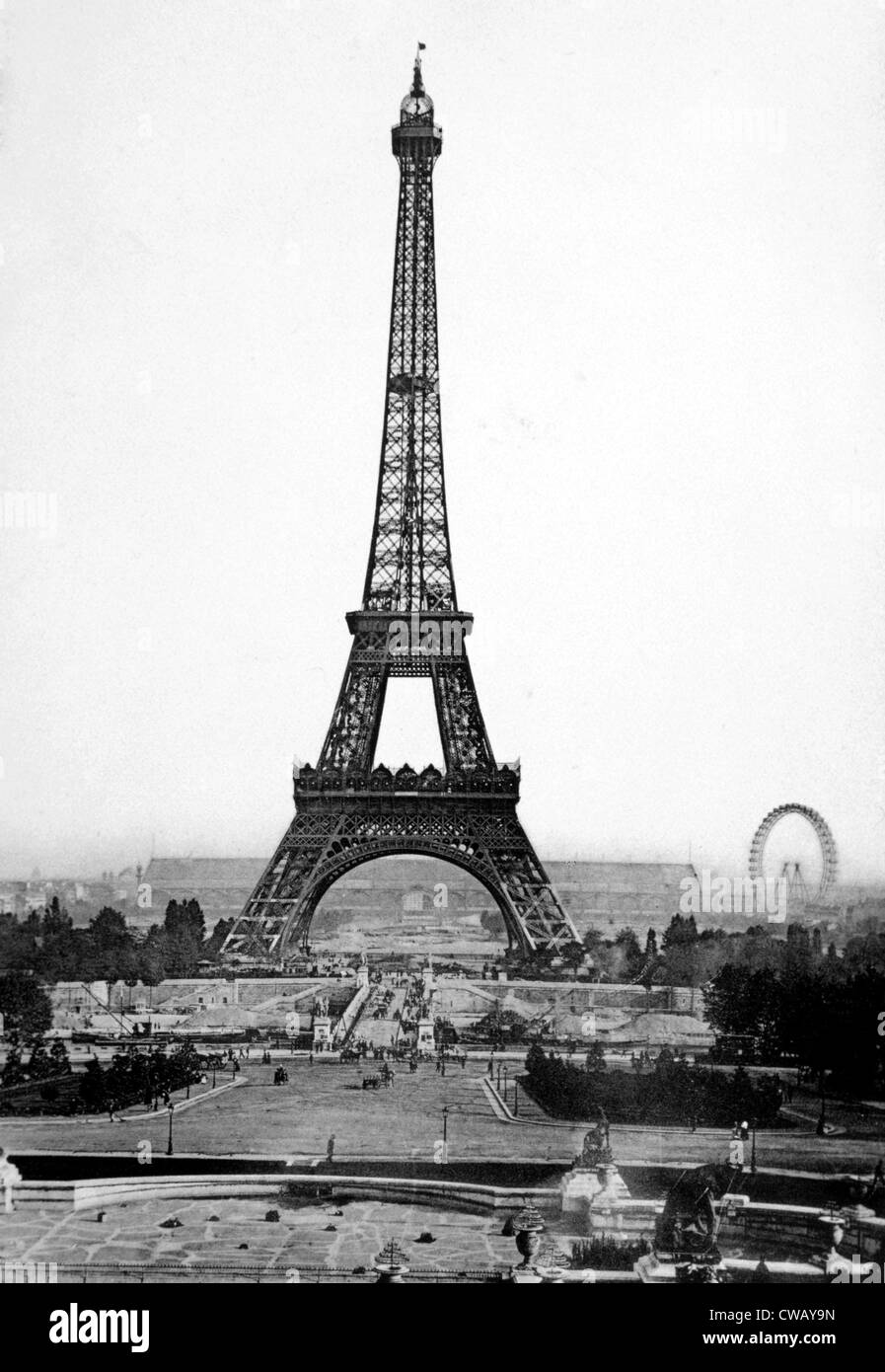 Der Eiffelturm mit The Great Wheel Weltausstellung im Hintergrund, um 1900. Stockfoto