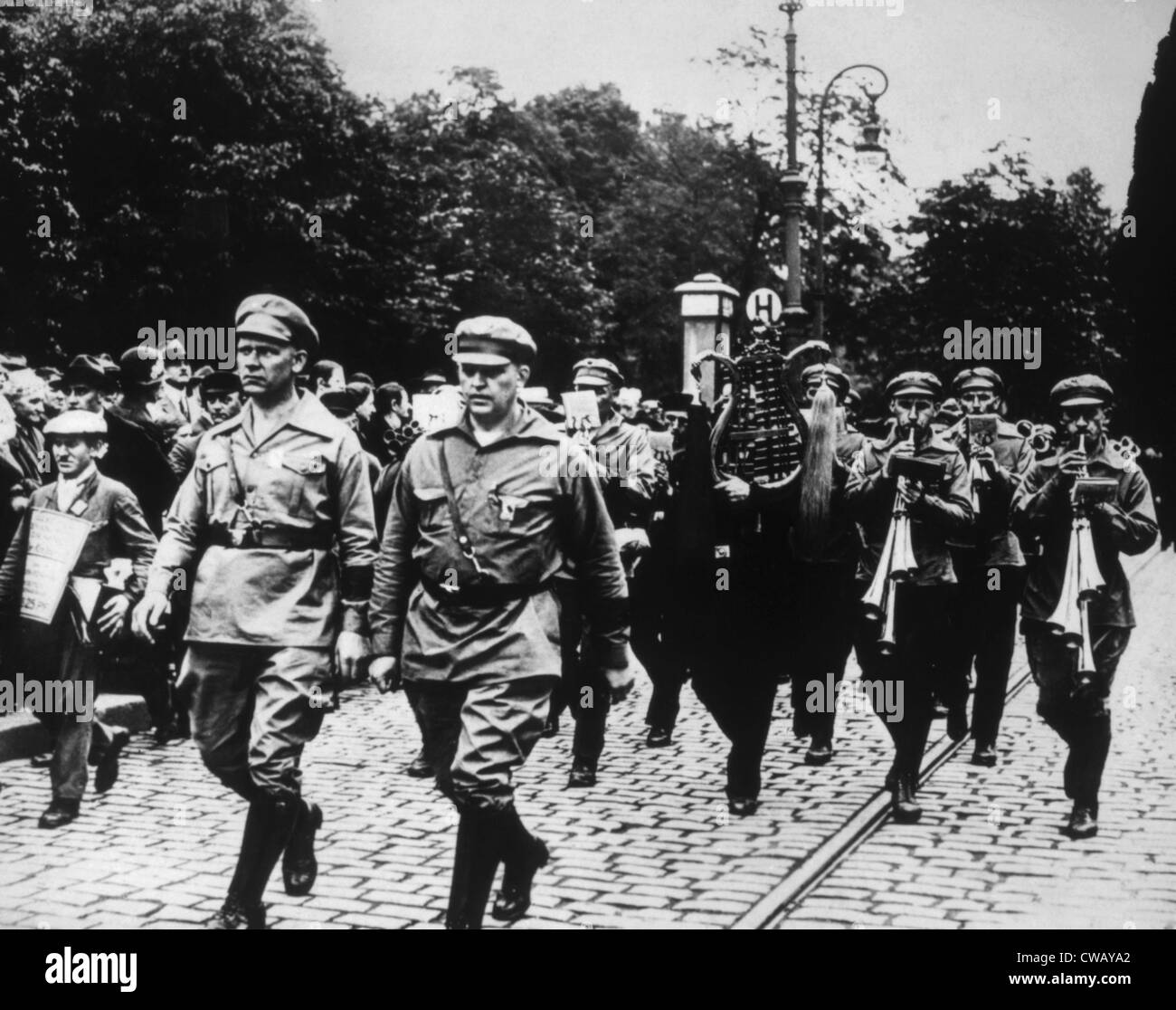 Fuhrer Ernst Thälmann (links), stellvertretender Vorsitzender Willi Leow (rechts) von der deutschen kommunistischen Partei (KPD) marschieren in ihre Stockfoto