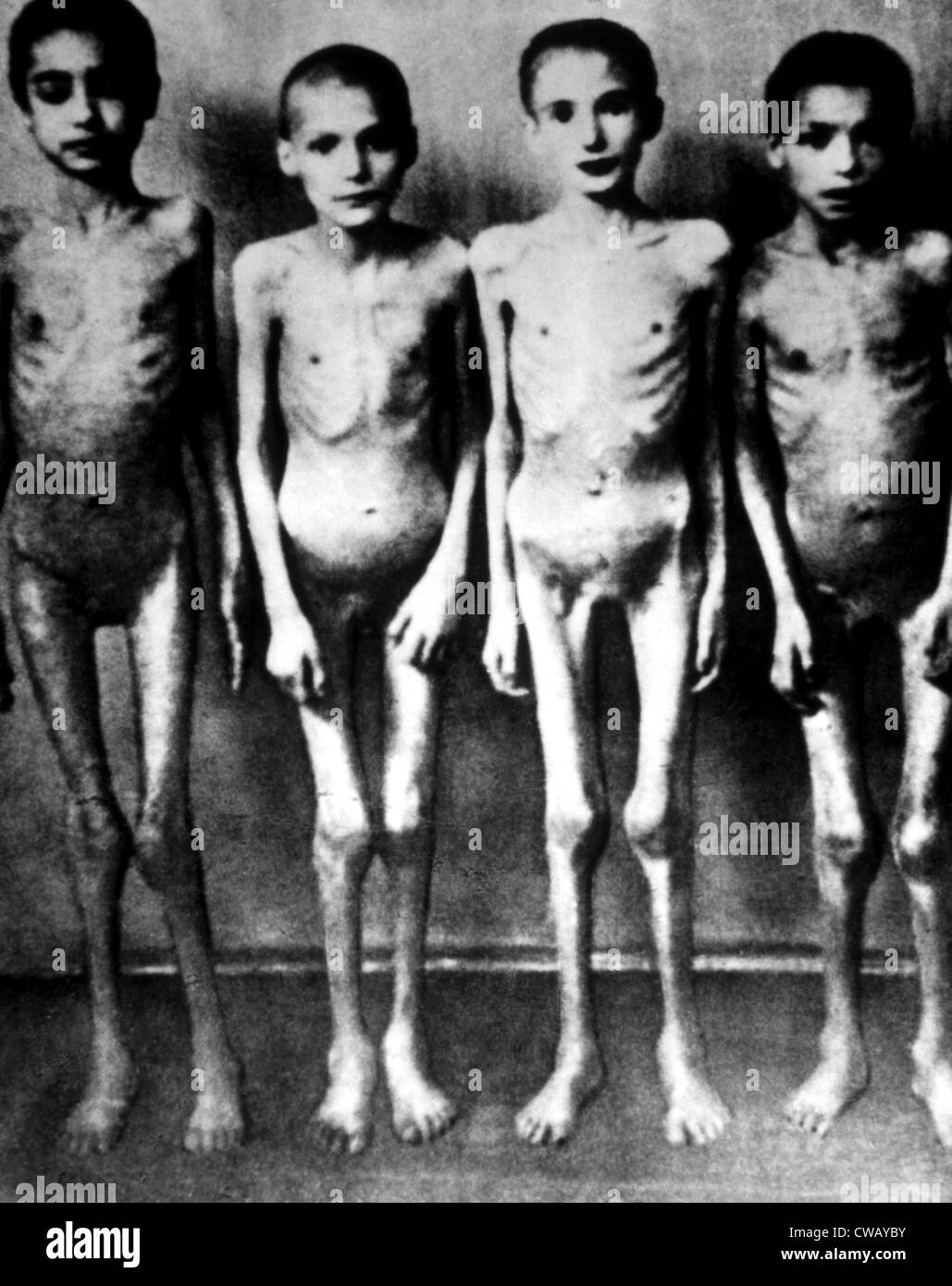 Kinder in einem deutschen Konzentrationslager, 1945. Stockfoto
