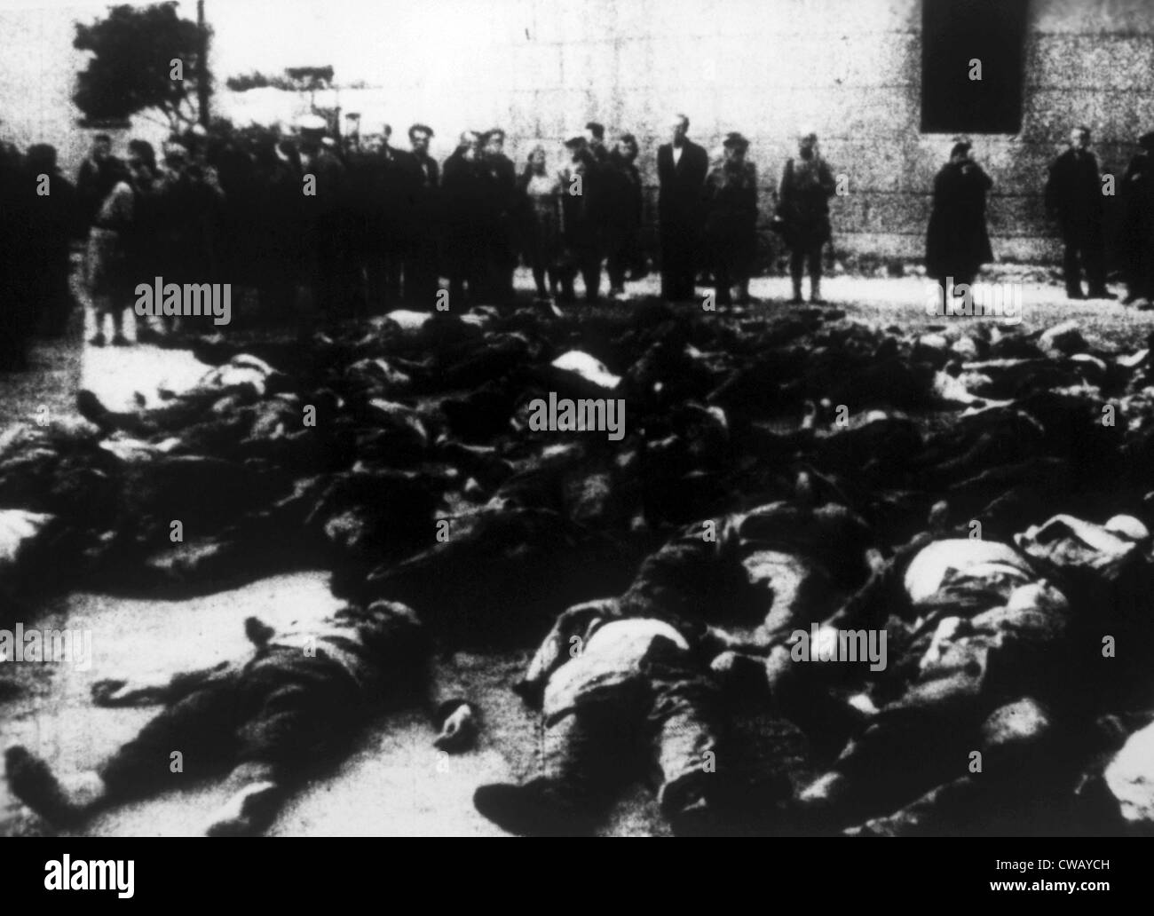 KZ-Opfer von deutschen Zivilisten 1945 angesehen Stockfoto