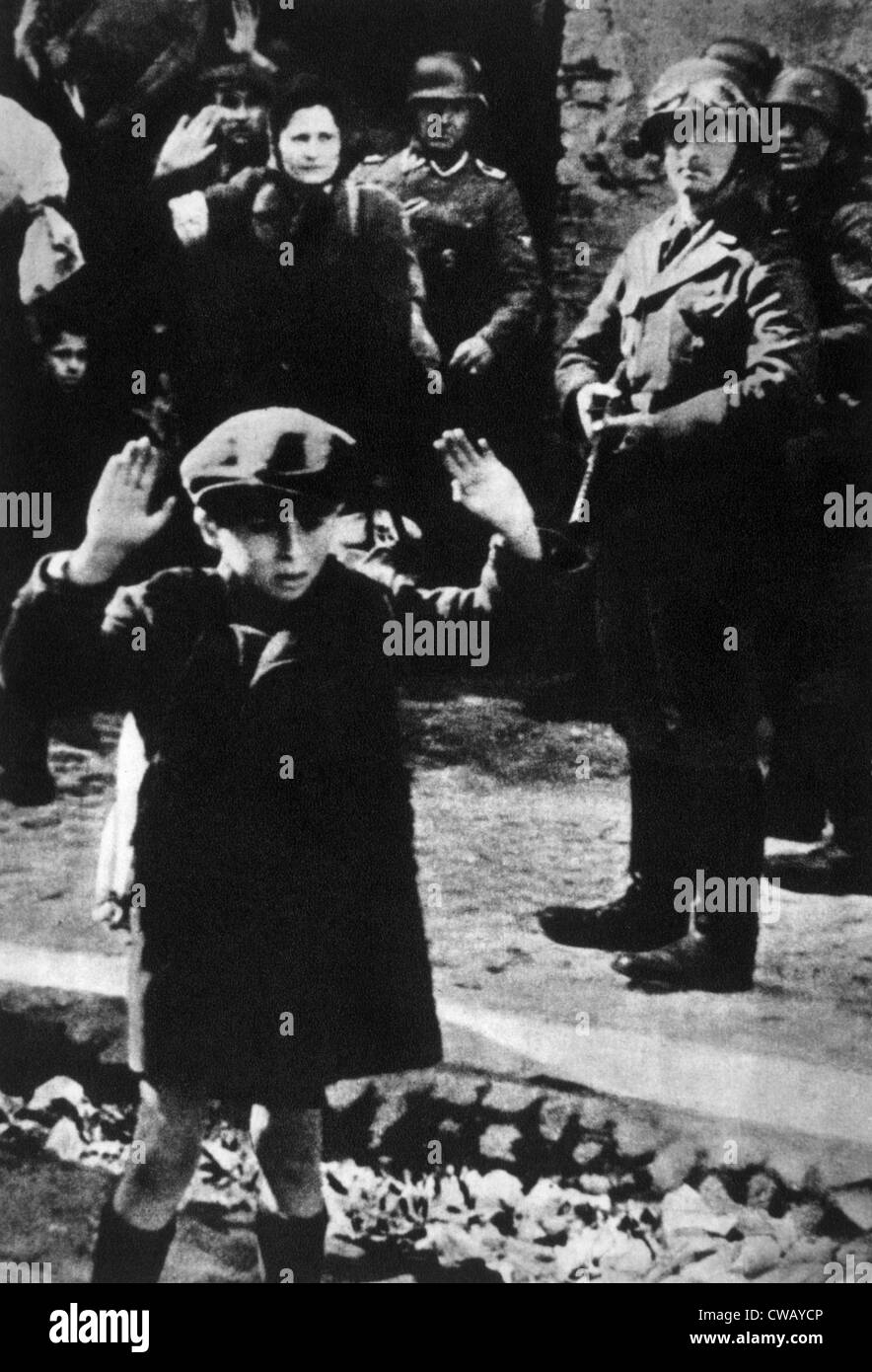 Deutsche Soldaten Aufrundung Juden im Warschauer Ghetto 1943. Stockfoto