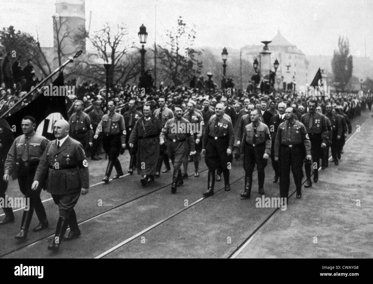 Nazi-Deutschland, Adolf Hitler (zweite Reihe, Mitte), in Nachstellung der historischen Marsch, München, 9. November 1934. Stockfoto