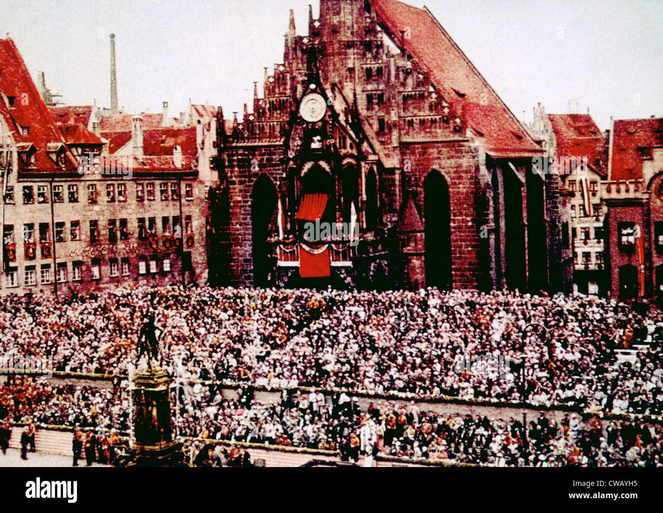 Nazi-Deutschland, Zuschauer sitzen vor der Nürnberger Frauenkirche (Kirche) während der Rallye, 1933. Stockfoto