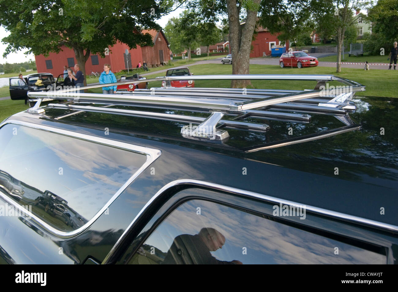 Dachträger Zahnstangen Dachgepäckträger Roofracks auf einer Kombi Chrom Bars Schienen Schiene Stockfoto