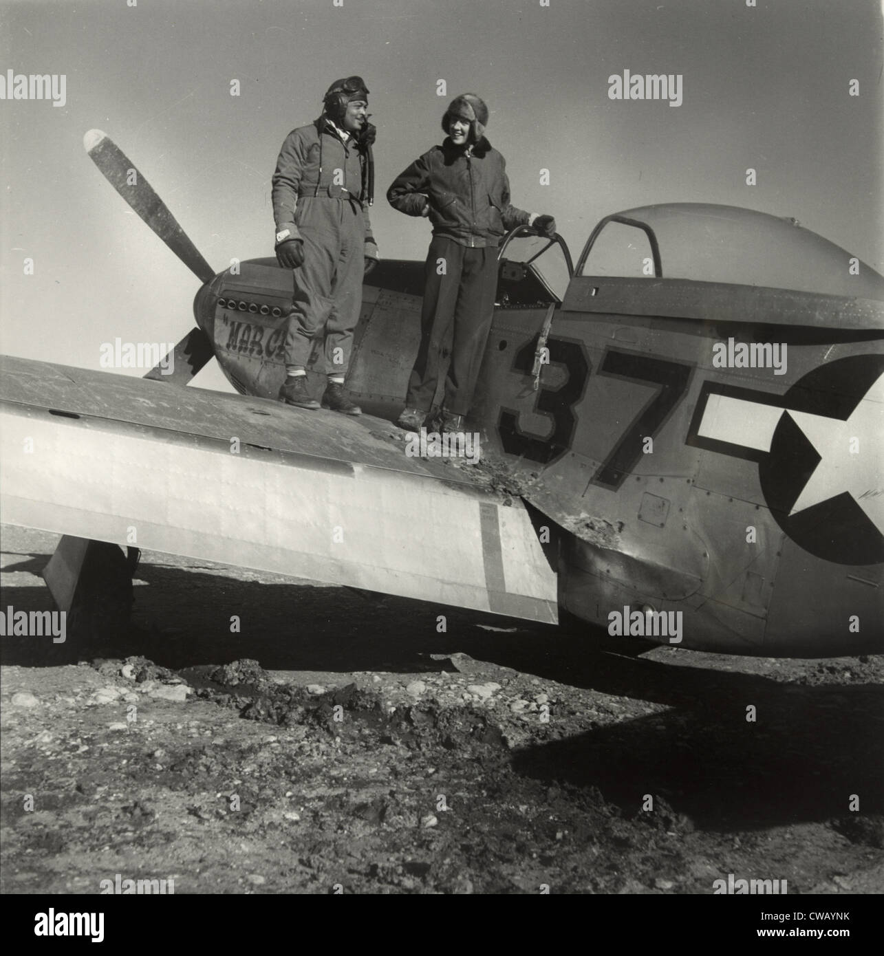 Stellvertretenden Gruppenkommandanten George S. "Spanky" Roberts, Fotograf Toni Frissell, auf einer P-5/D Flugzeug benannt Huckepack, Foto von Stockfoto