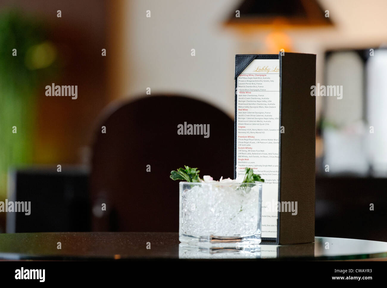 Cocktail Getränkekarte im Marriott Hotel, Bangkok, mit Glas-Tisch-Dekoration Stockfoto