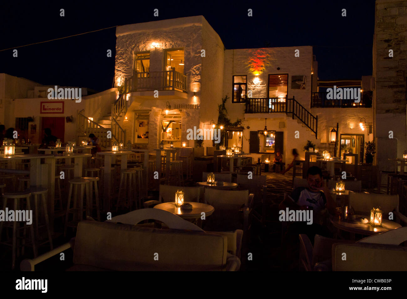 Eine Nachtansicht von Bars und Restaurants in den malerischen Hafen von Naoussa, auf der griechischen Insel Paros. Stockfoto