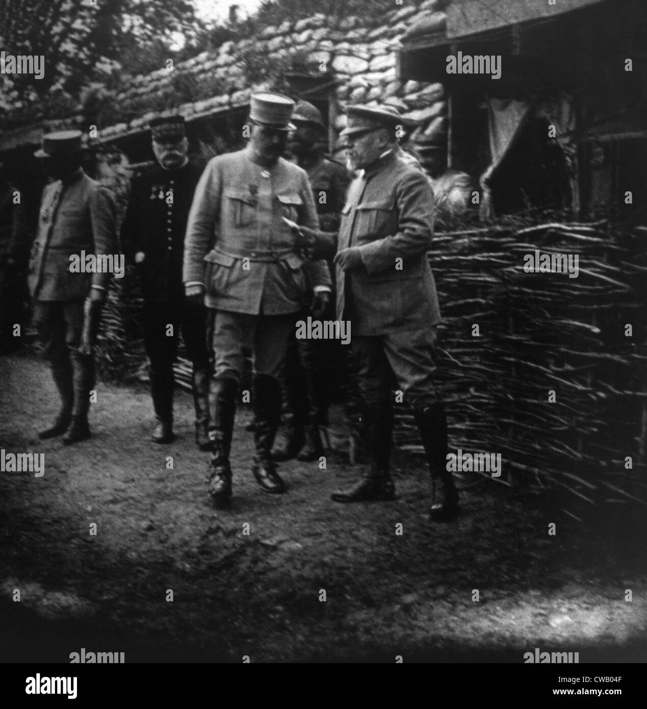 Raymond Poincaré, der französische Staatspräsident und Marschall Joseph Jacques Cesaire Joffre Besuch der Front während der Stockfoto
