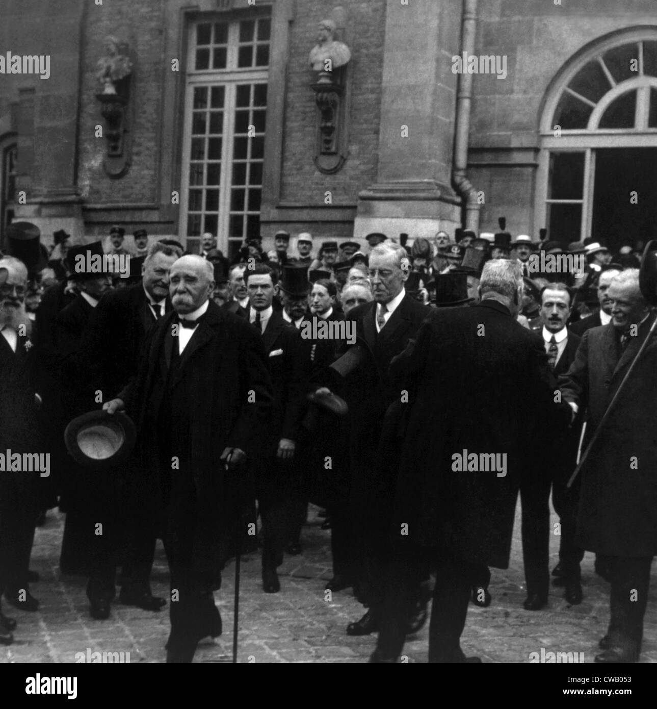 Premier Georges Clemenceau, Präsident Woodrow Wilson, Premierminister Lloyd George verlassen das Schloss von Versailles nach Stockfoto