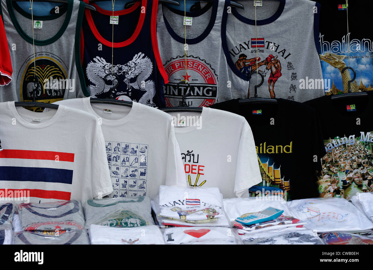 T-Shirts zum Verkauf in Bangkok, Souvenirs aus Thailand Stockfoto