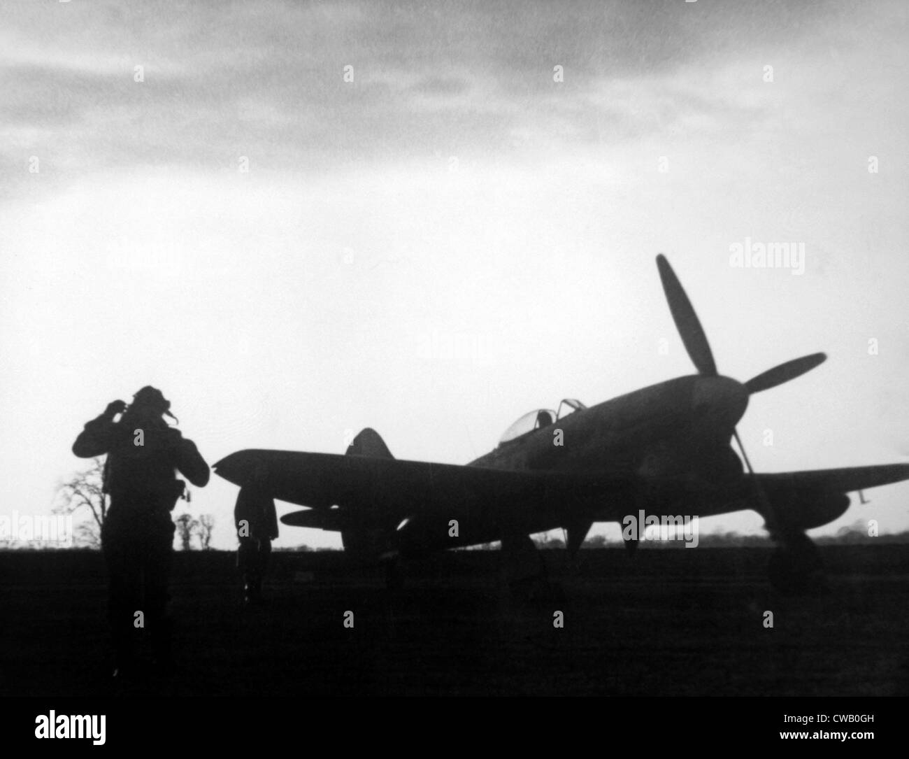 Zweiter Weltkrieg, ein britischer Jagdflieger laufen auf seinem Flugzeug während der Luftschlacht um England 1940. Stockfoto