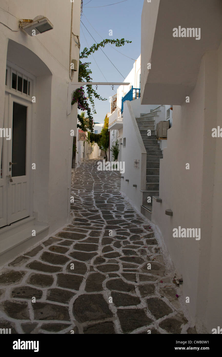 Eine Gasse mit weiß lackierten Pflastersteine in Naoussa, auf der griechischen Insel Paros. Stockfoto