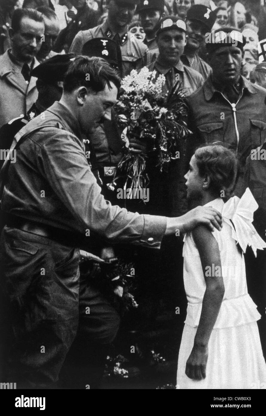 Adolf Hitler begrüßt von einem jungen Mädchen während seiner Wahlkampagne, 1932 Stockfoto