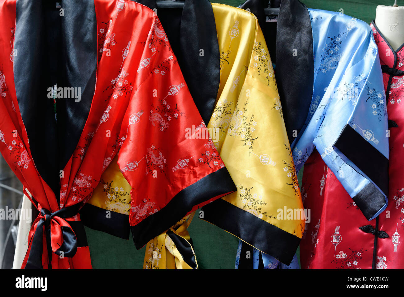 Roten, gelben und blauen Kimono Kleider zum Verkauf auf der Sukhumvit Road, Bangkok Stockfoto