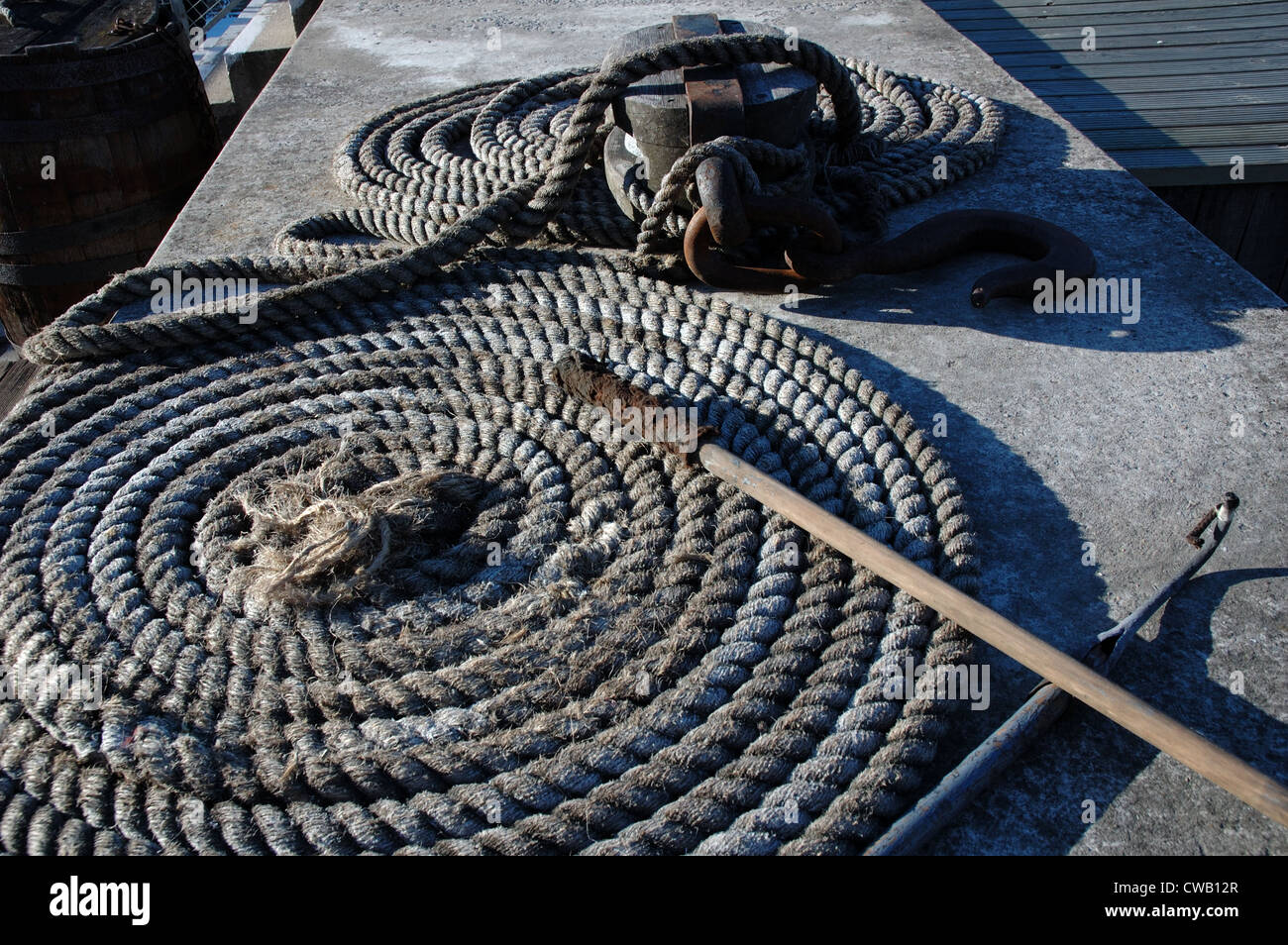 Fein säuberlich gewickelte Seil am historischen Kai Hartlepool, Cleveland, UK Stockfoto