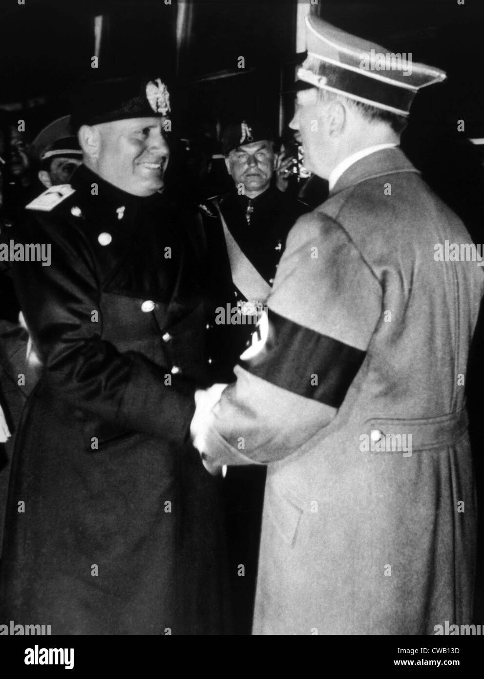 Benito Mussolini verabschiedet Adolf Hitler sich nach ihrem Treffen in Florenz, Italien, 1940 Stockfoto