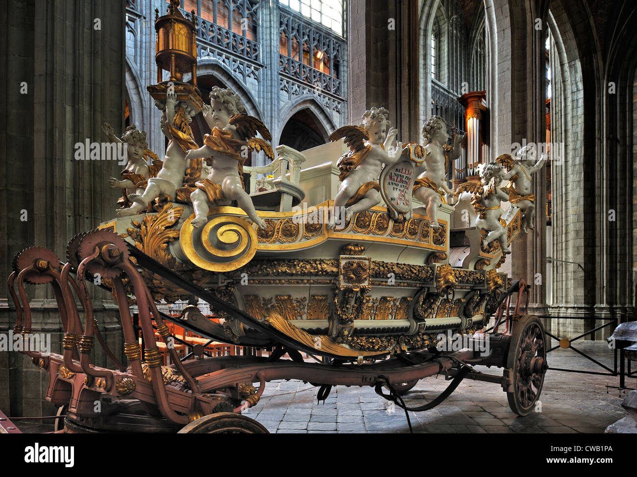 Der Schwimmer Auto d ' or / Golden Chariot in der Stiftskirche Sainte Waudru / Stiftskirche Sainte-Waudru de Mons, Hainaut, Belgien Stockfoto