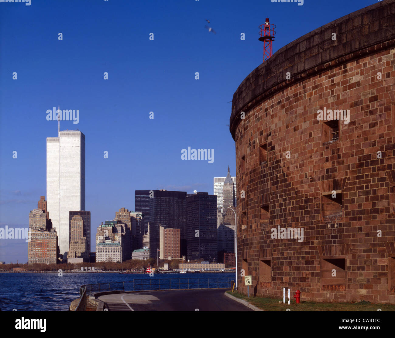 New York City, ist Blick auf lower Manhattan und das World Trade Center von Governors Island, Castle Williams auf der rechten Seite; Stockfoto