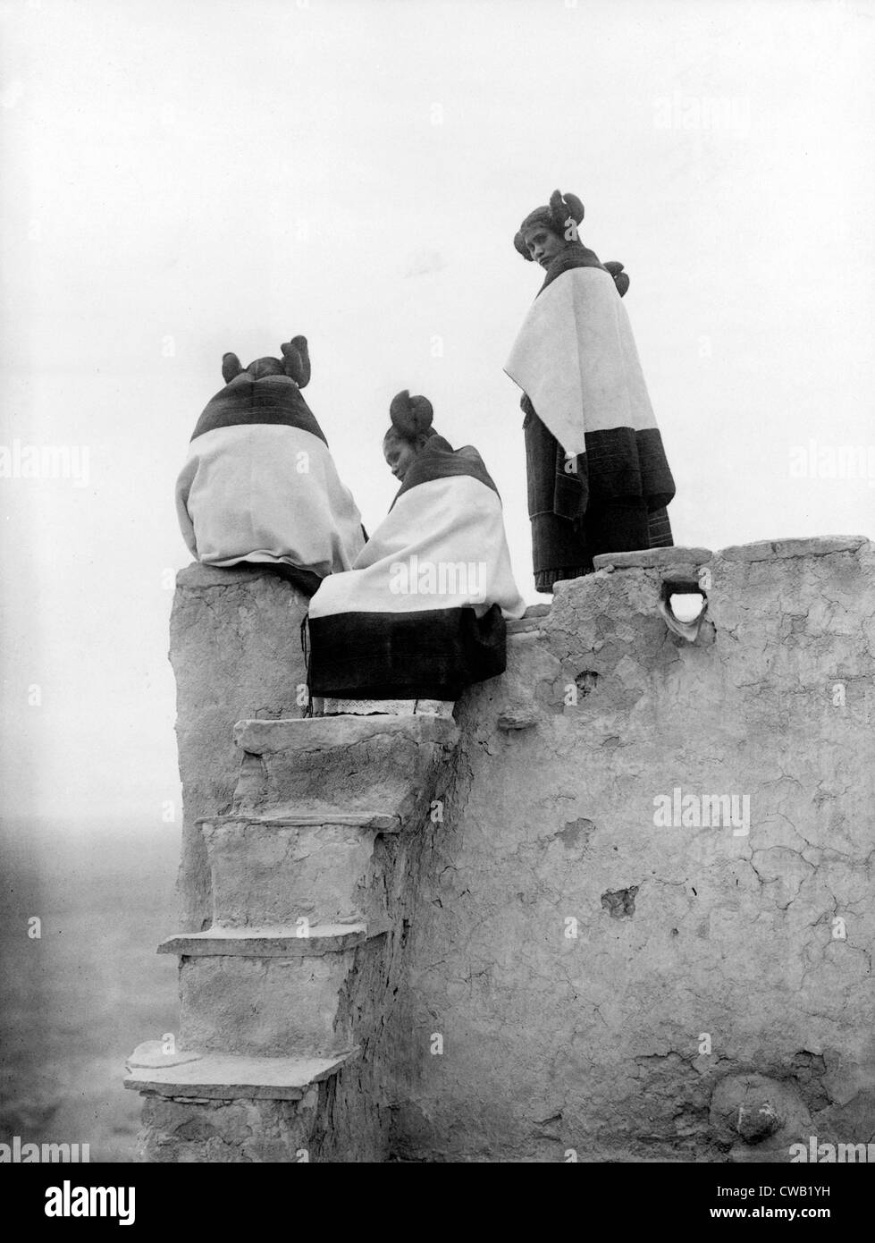 Indianer, drei Hopi-Frauen an der Spitze der Adobe Schritte, Foto von Curtis, ca. 1906. Stockfoto