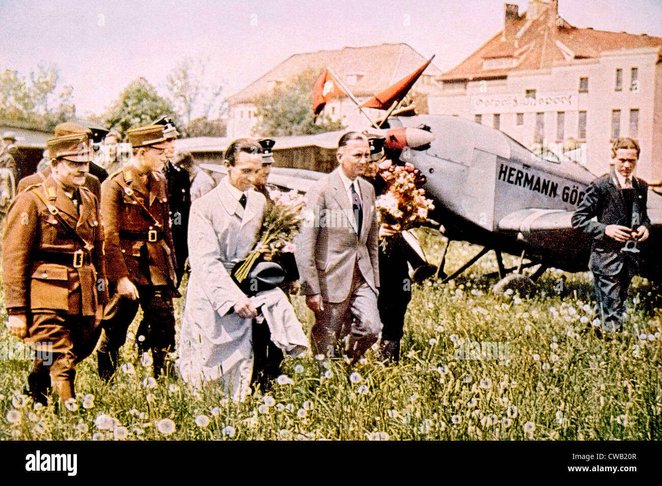 Joseph Goebbels (Vordergrund, Mitte), am Flughafen Königsberg, c. 1933. Stockfoto
