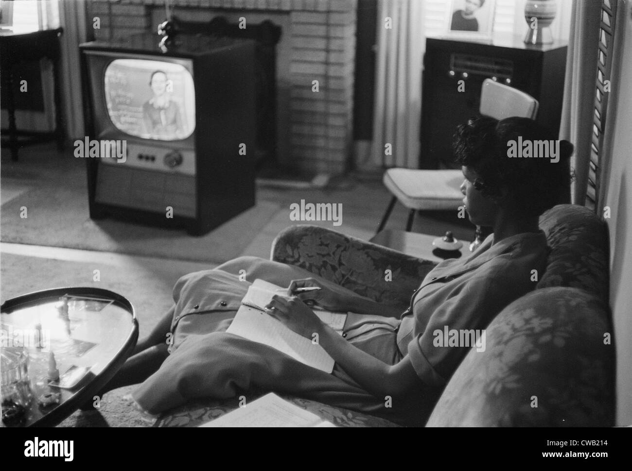 Bürgerrechte, eine afrikanische amerikanische High-School-Mädchen erzogen über das Fernsehen während der Periode, die Schulen geschlossen waren Stockfoto