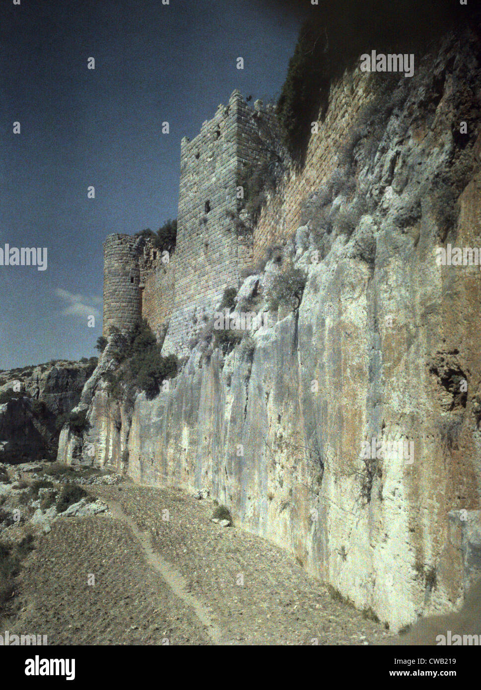 Graben der Leonburg, einer byzantinischen Burg einst von den Kreuzrittern, Syrien, Lumiere Colorfilm, ca. 1934-1939 besetzt. Stockfoto