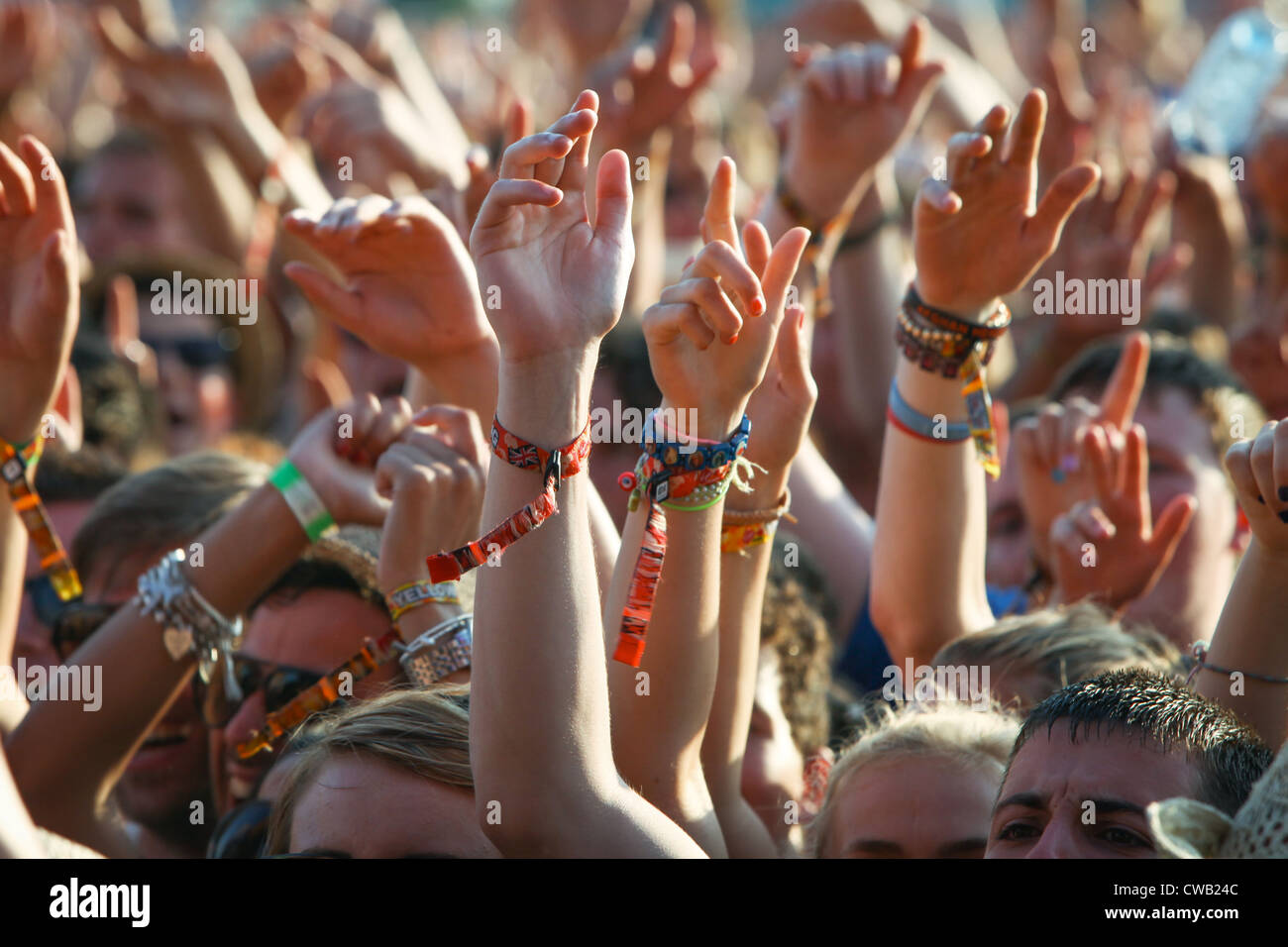 Hände winken in der Menge beim V Festival in Hylands Park, Chelmsford, Essex Stockfoto