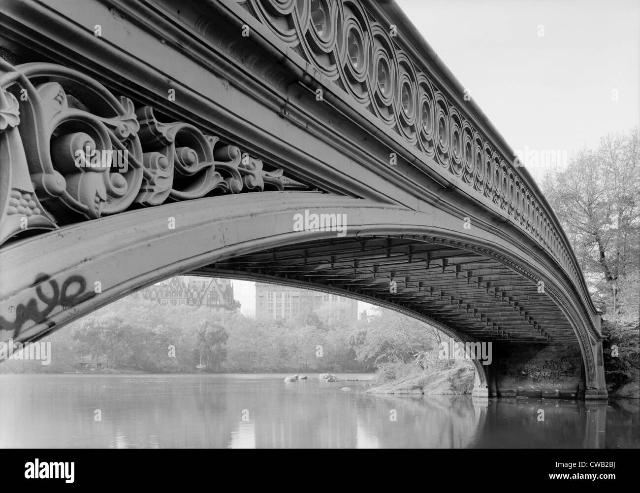 New York City, Central Park Bogenbrücke, Ansicht zeigt Unterseite des Bogens, ist das Dakota-Apartmenthaus sichtbar auf der linken Seite, Stockfoto