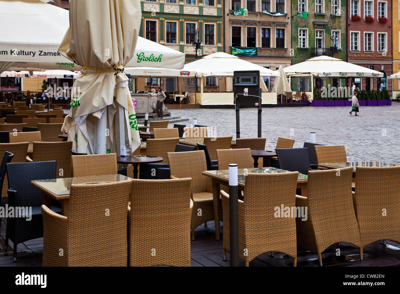 Blick über Restauranttische auf dem alten Marktplatz, Stary Rynek, in Poznan, Polen Stockfoto