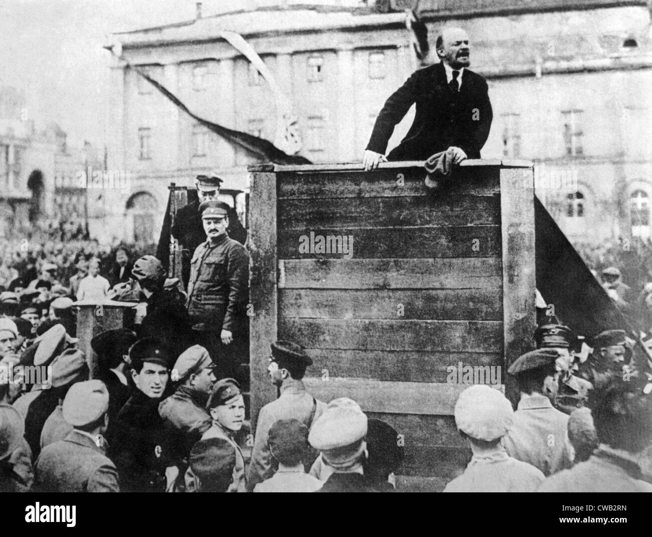 Vladimir Ilyich (aka Nicolei) Lenin hält eine Rede, während Leon Trotsky auf Recht, 1919 hört Stockfoto