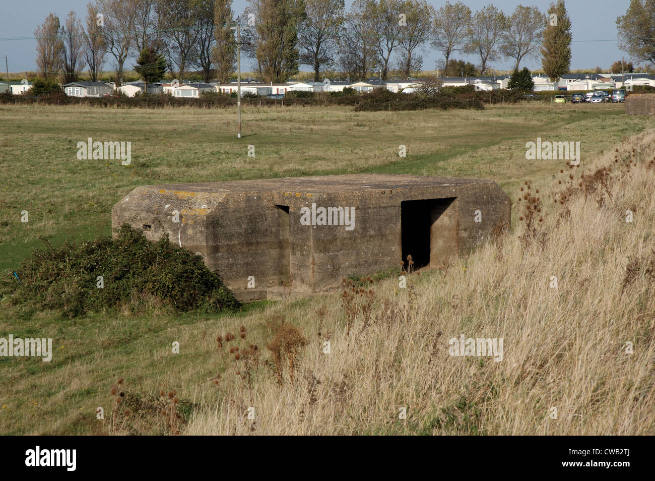 Weltkrieg zwei konkrete Pillbox gesehen von Verteidigung Deich südlich von Heacham, Norfolk Stockfoto