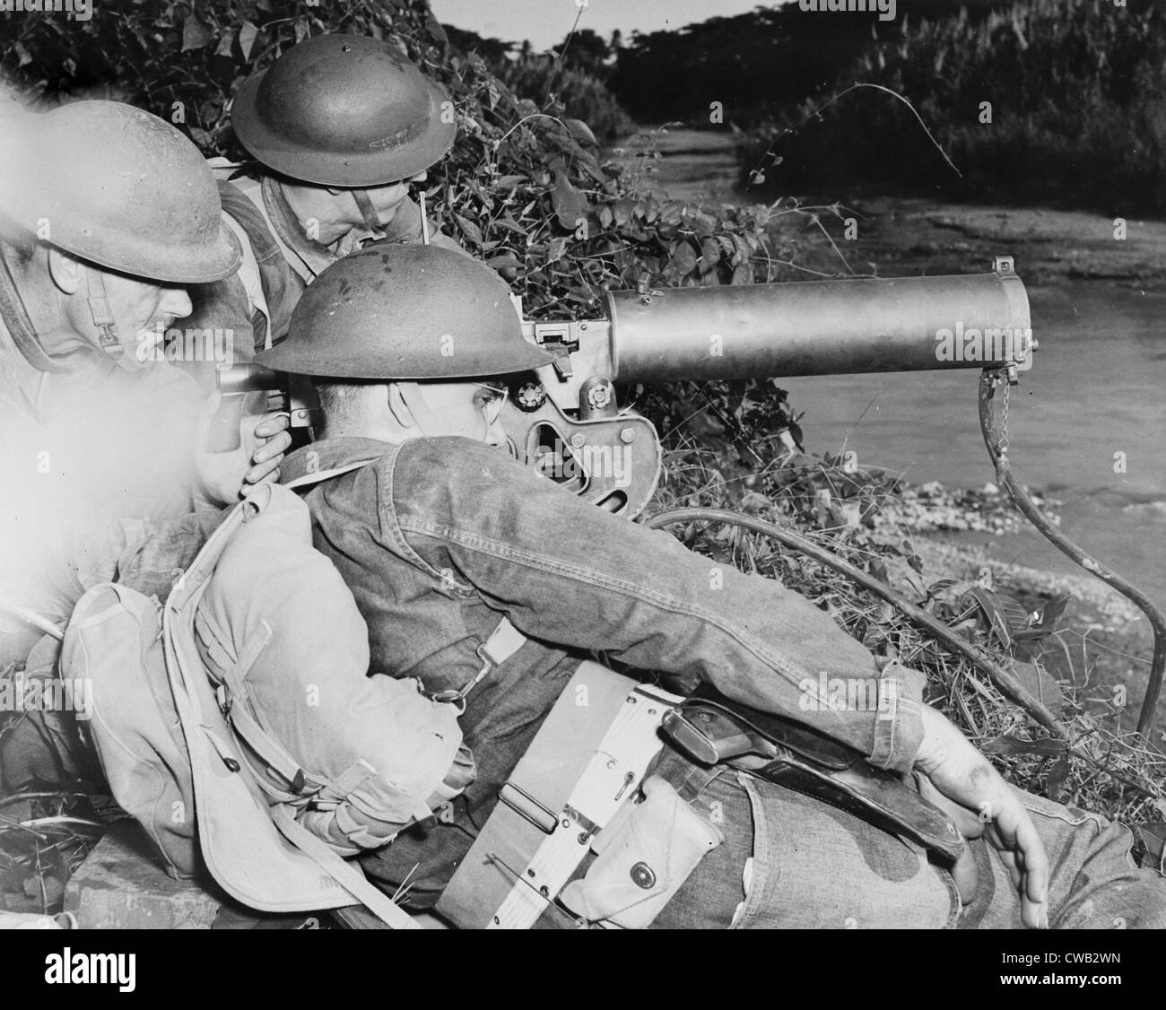 Zweiter Weltkrieg, eine Maschinengewehr-Mannschaft der amerikanischen Truppen in den British West Indies, Gaurding einen strategischen Punkt entlang eines Flusses während Stockfoto