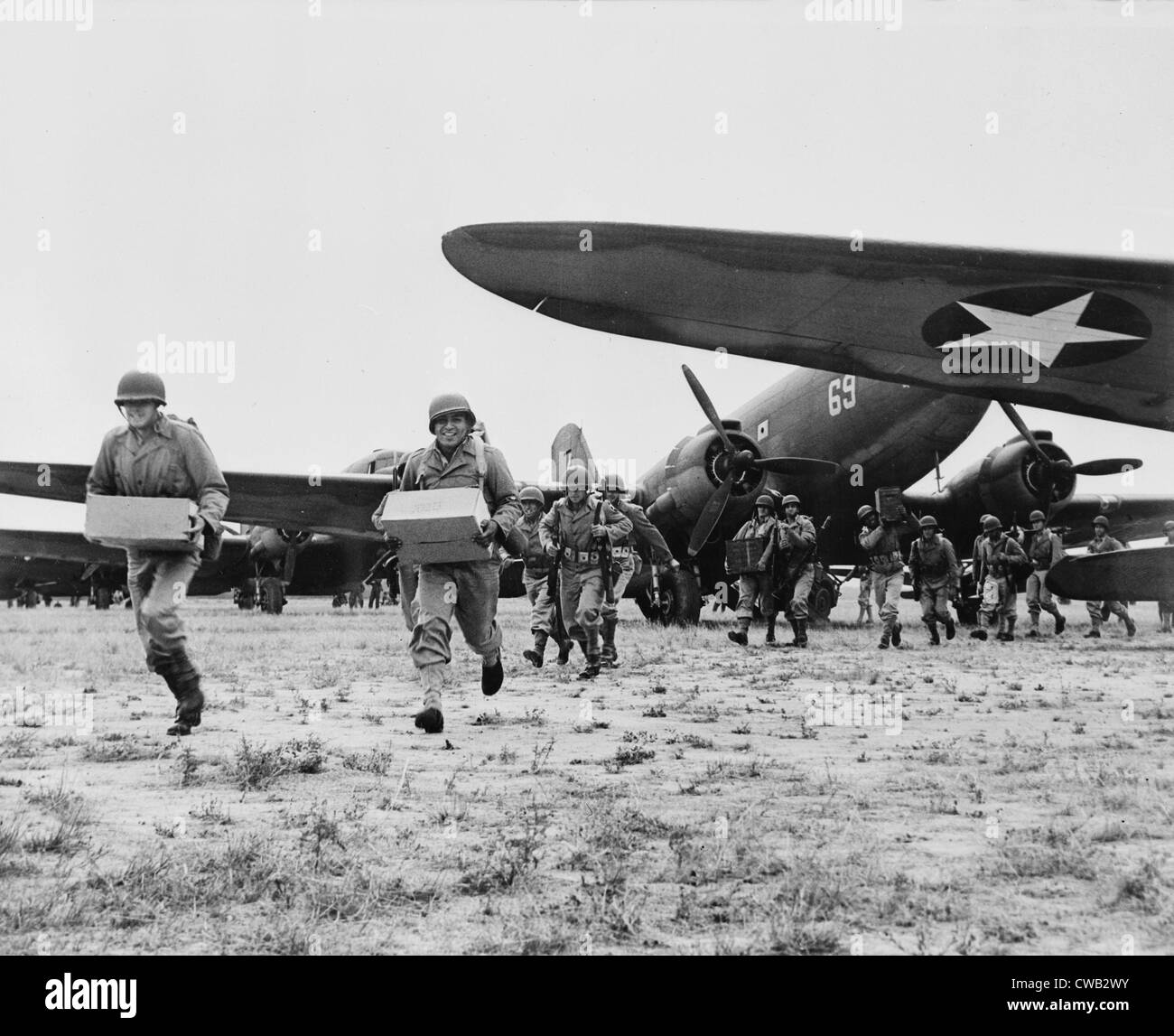 Zweiter Weltkrieg, Landung Betrieb des US Airborne Infanterie Kraft im Südwesten der Vereinigten Staaten. Die Truppen entladen Stockfoto