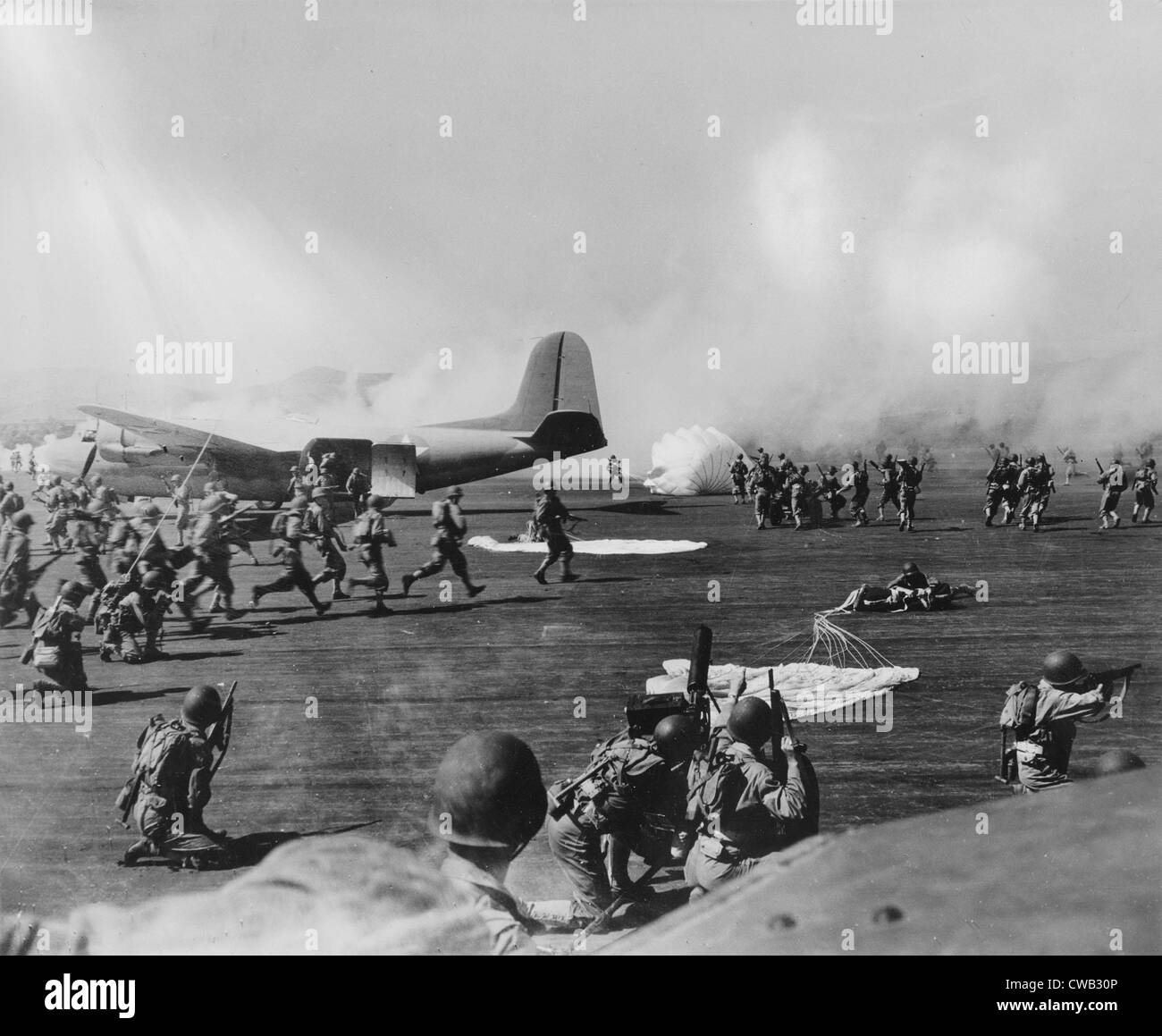 Zweiter Weltkrieg, US Fallschirmjäger in Aktion, ca. 1940-1946. Stockfoto