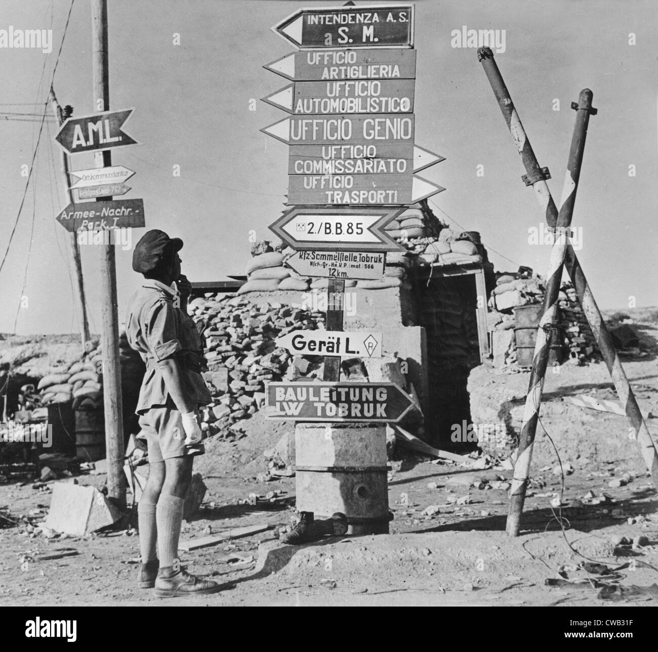Zweiter Weltkrieg, Schilder gedruckt Deutsch und Italienisch verweisen auf frühere Achse Büros, einer Straßenecke, Tobruk, Libyen, ca. 1942. Stockfoto