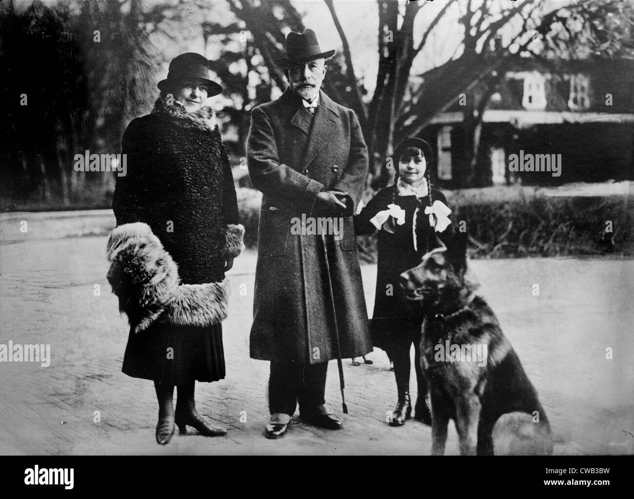 Hermine Reuss (links), zweite Frau des Kaisers, und Kaiser William II (Mitte), der letzte deutsche Kaiser, ca. 1930er Jahre. Stockfoto