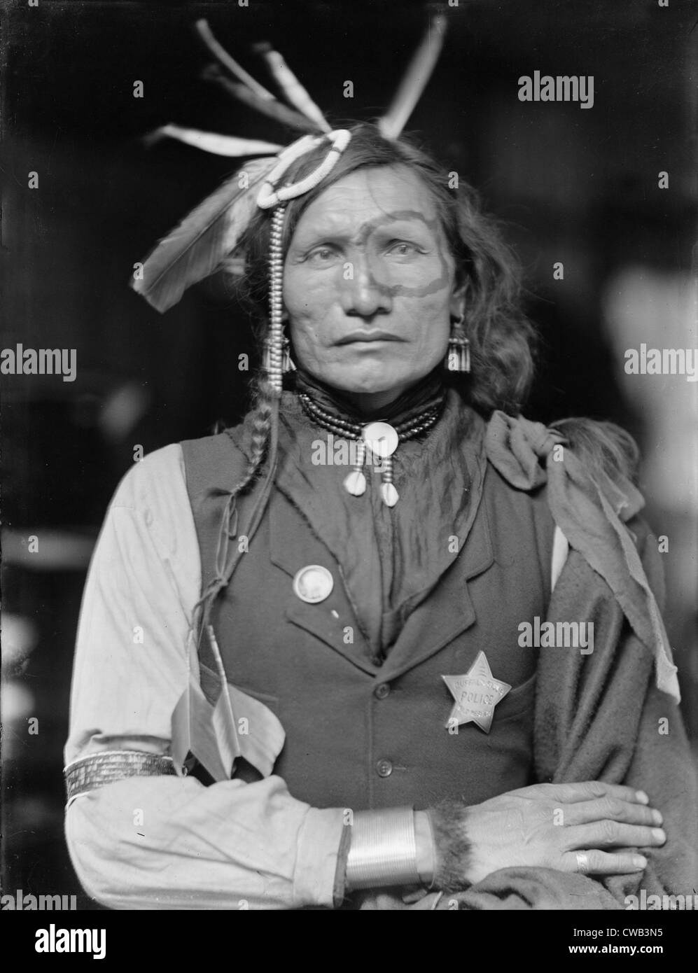 Eisen weiß Mann, einen indianischen Mann aus dem Stamm der Sioux, wahrscheinlich ein Mitglied von Buffalo Bills Wild West Show, Kopfschmuck tragen Stockfoto